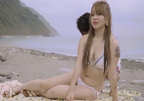 Cô bạn thân xinh đẹp nhờ chồng bạn xoa kem chống nắng