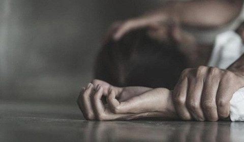 Trong đêm hiếp dâm em gái giữa đường
