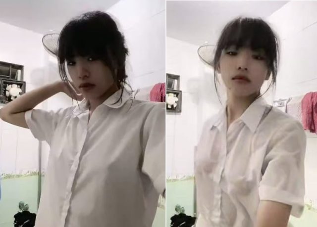 Nữ sinh tắm nhưng thích mân mê cặp vú